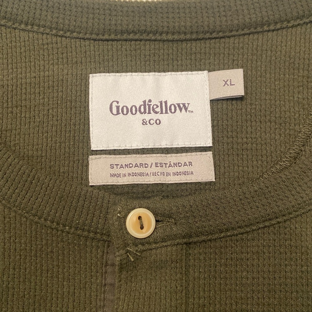 Goodfellow & Co mens olive green henley thermal type long sleeve shirt